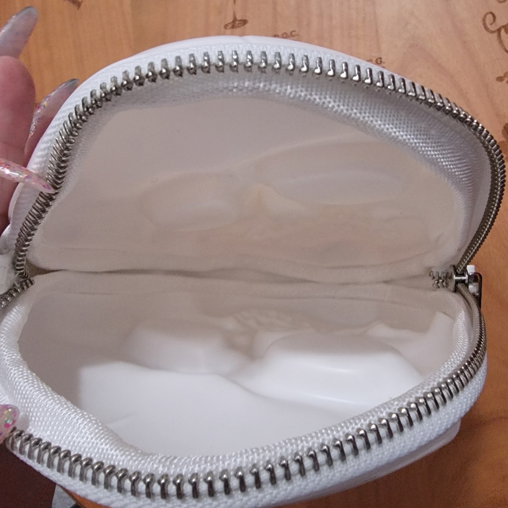 White Skull Crossbody Purse with Chain - Picture 4 of 7